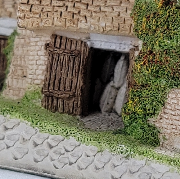 David Winter Cottage - 1981 - Triple Oast - Picture 4 of 14